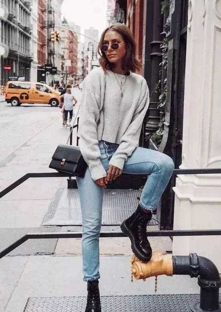 短靴搭配什么服装?牛仔裤就不错.[苦思冥想] 牛仔裤作为经典的单品,兼