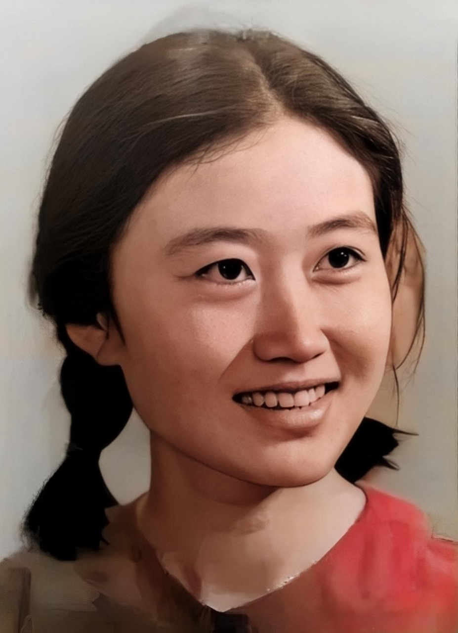 谢小沁,上将和谢富治的女儿,哈军工毕业后成为一名通信兵,过着非常