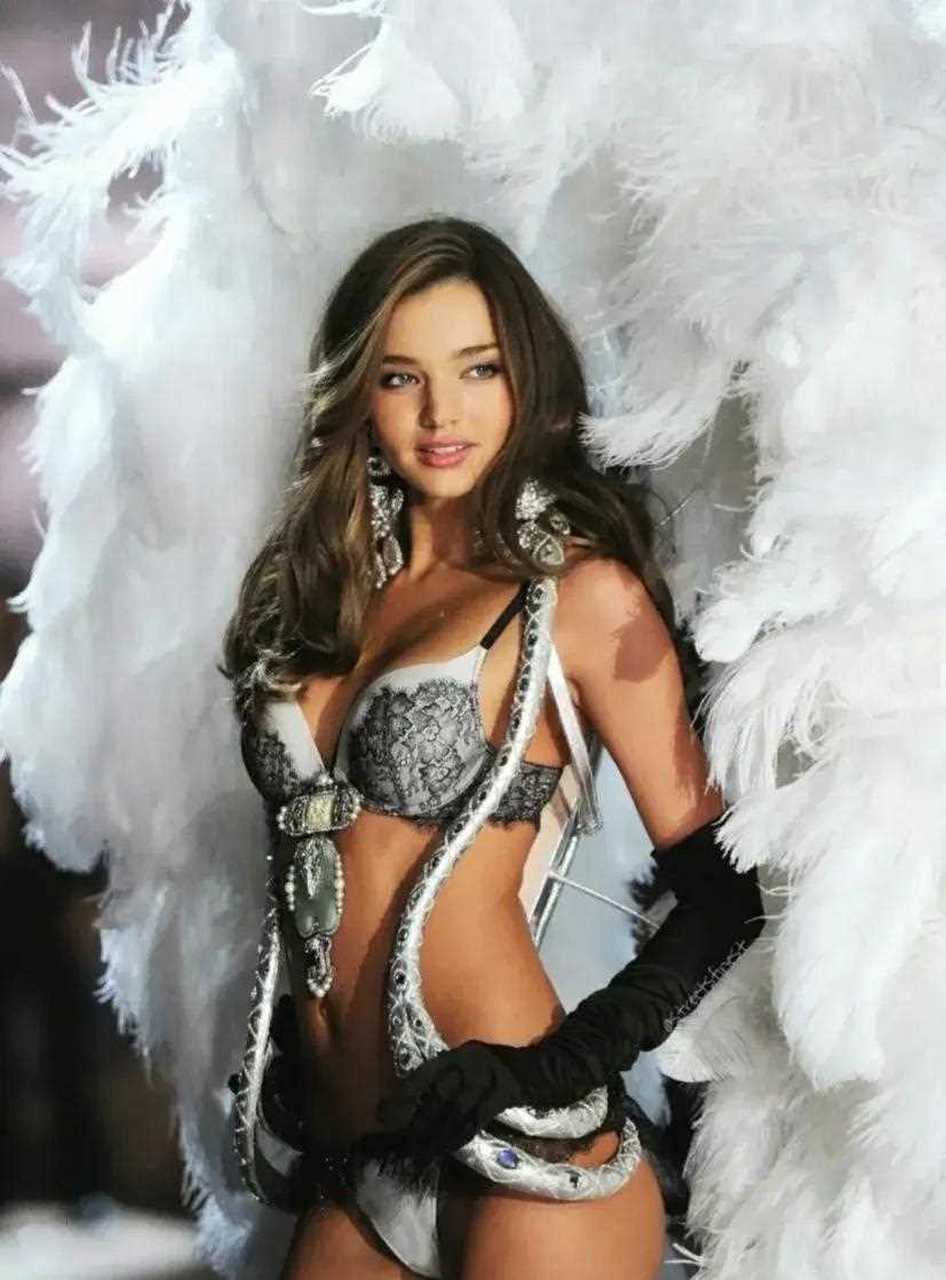 澳洲甜心米兰达可儿维密秀经典高清美图,简约黑白蕾丝拼接设计搭配