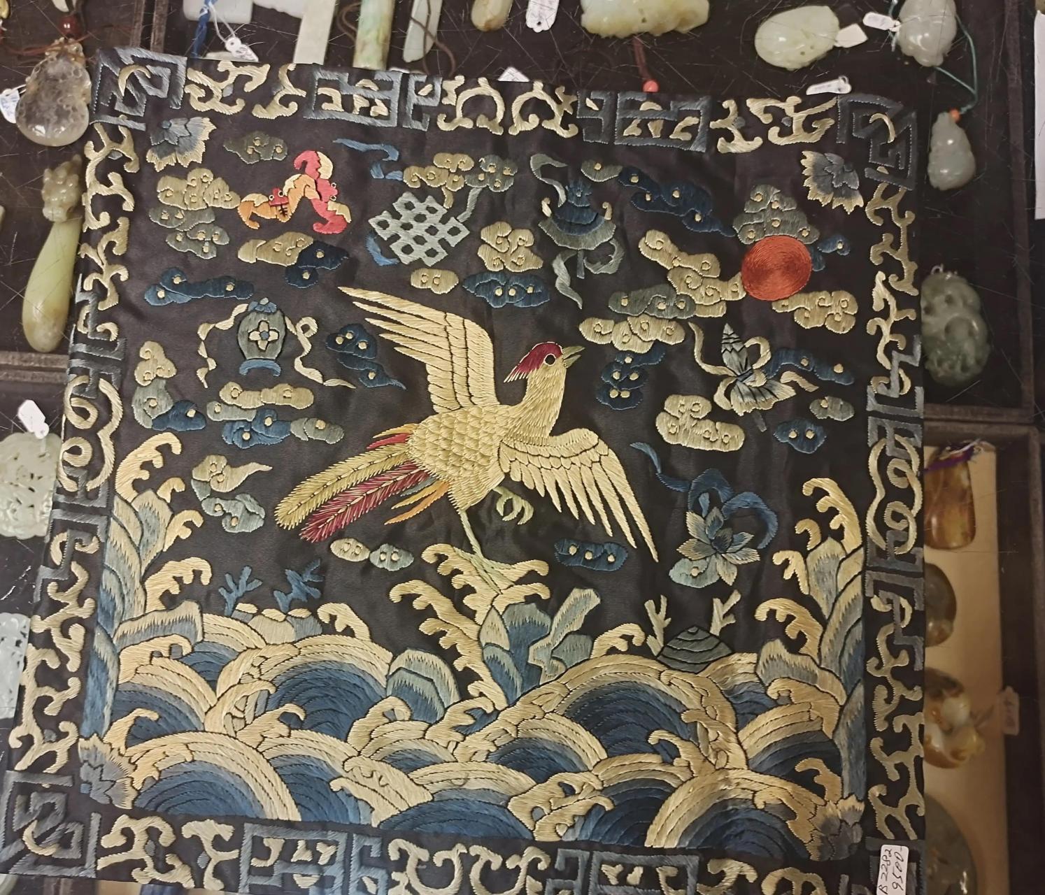 清代文官服补子绣禽,武官服绣兽,但不同时期的图案会有不同.