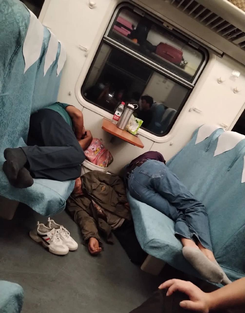 火车上到处都是脚[笑又哭][开心]