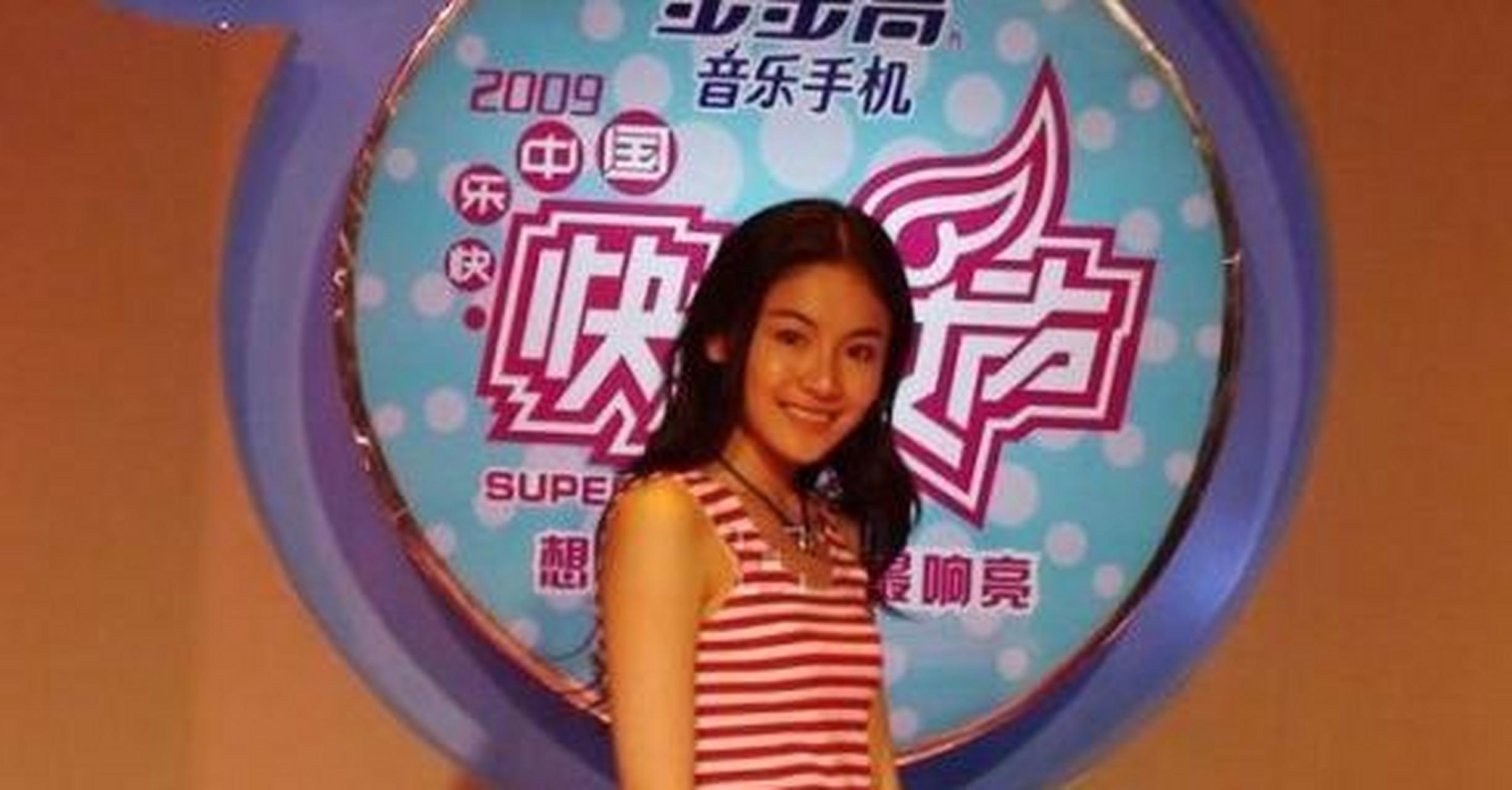 曾获快乐女声翻版张柏芝pass卡歌手贡米 海边晒完美自拍