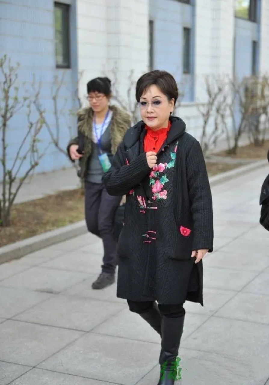 李谷一红毛衣 高跟靴去植树,短发配眼镜高雅贵气,状态好的完全看不出