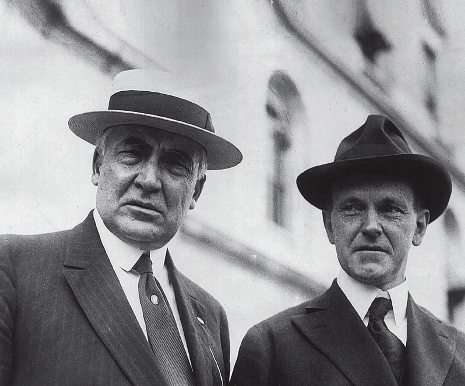 1922年的美国总统沃伦·哈定(左)与副总统卡尔文·柯立芝(右)