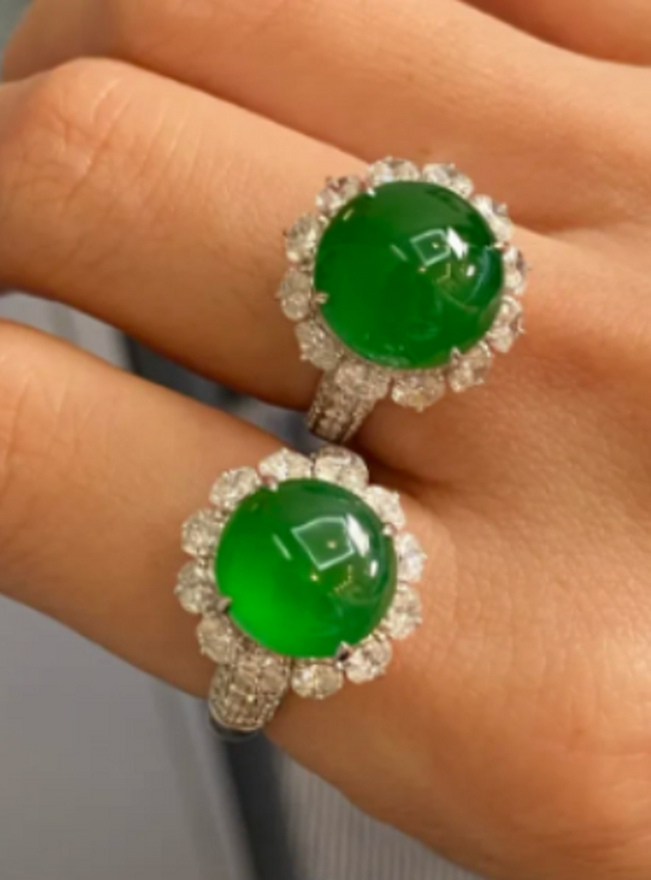 点击头像看直播##翡翠#两枚圆形的戒指,一枚种好,一枚色浓