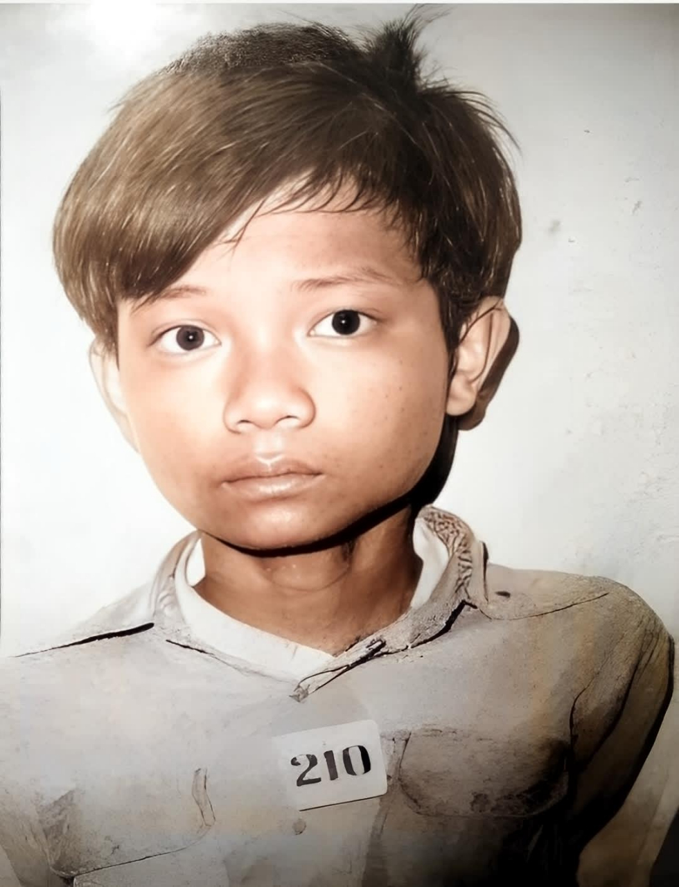 在红色高棉盗统治时期,大量知识分子,僧侣,商人,政