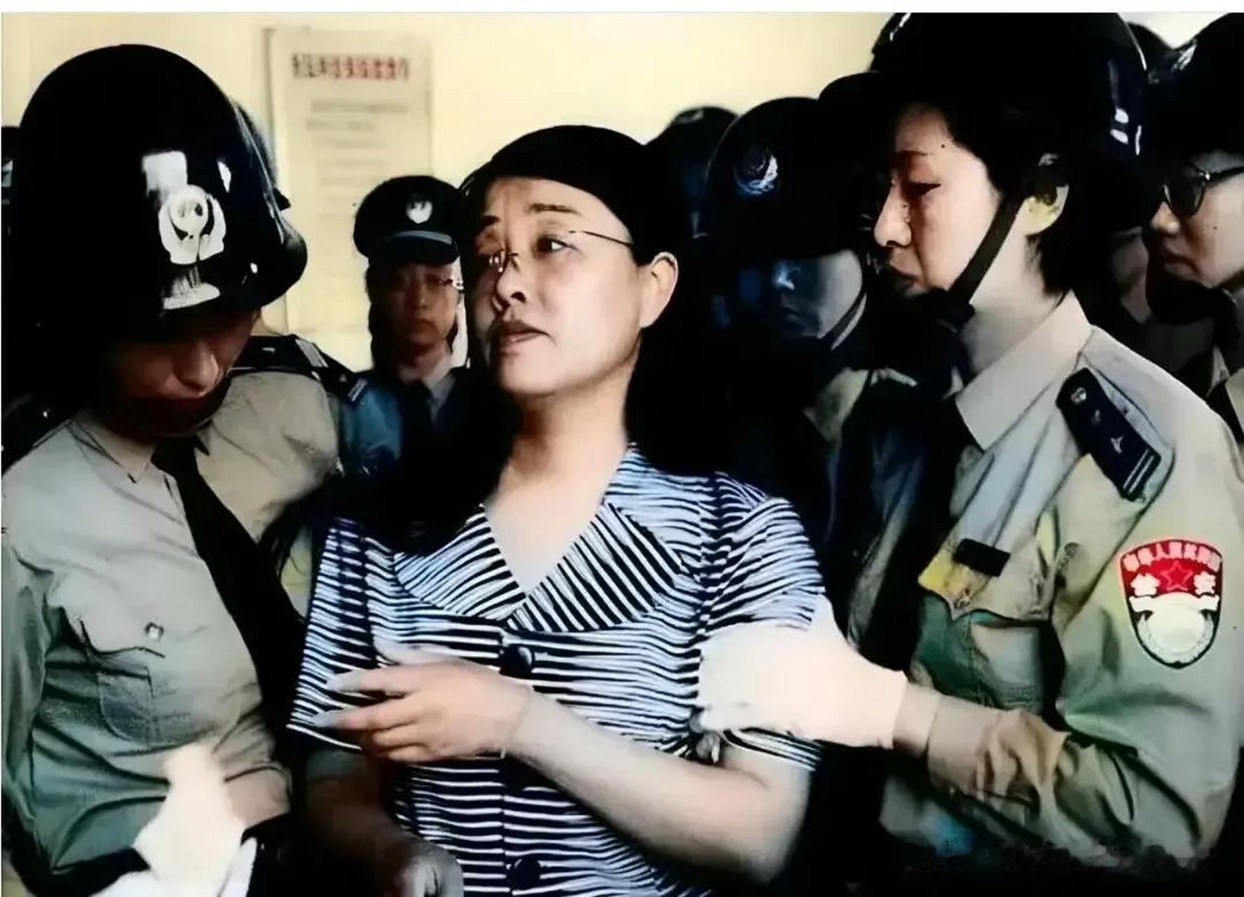 1999年,河北任丘,杨淑华执行死刑前,镜头中的她戴着一副眼镜,看上去