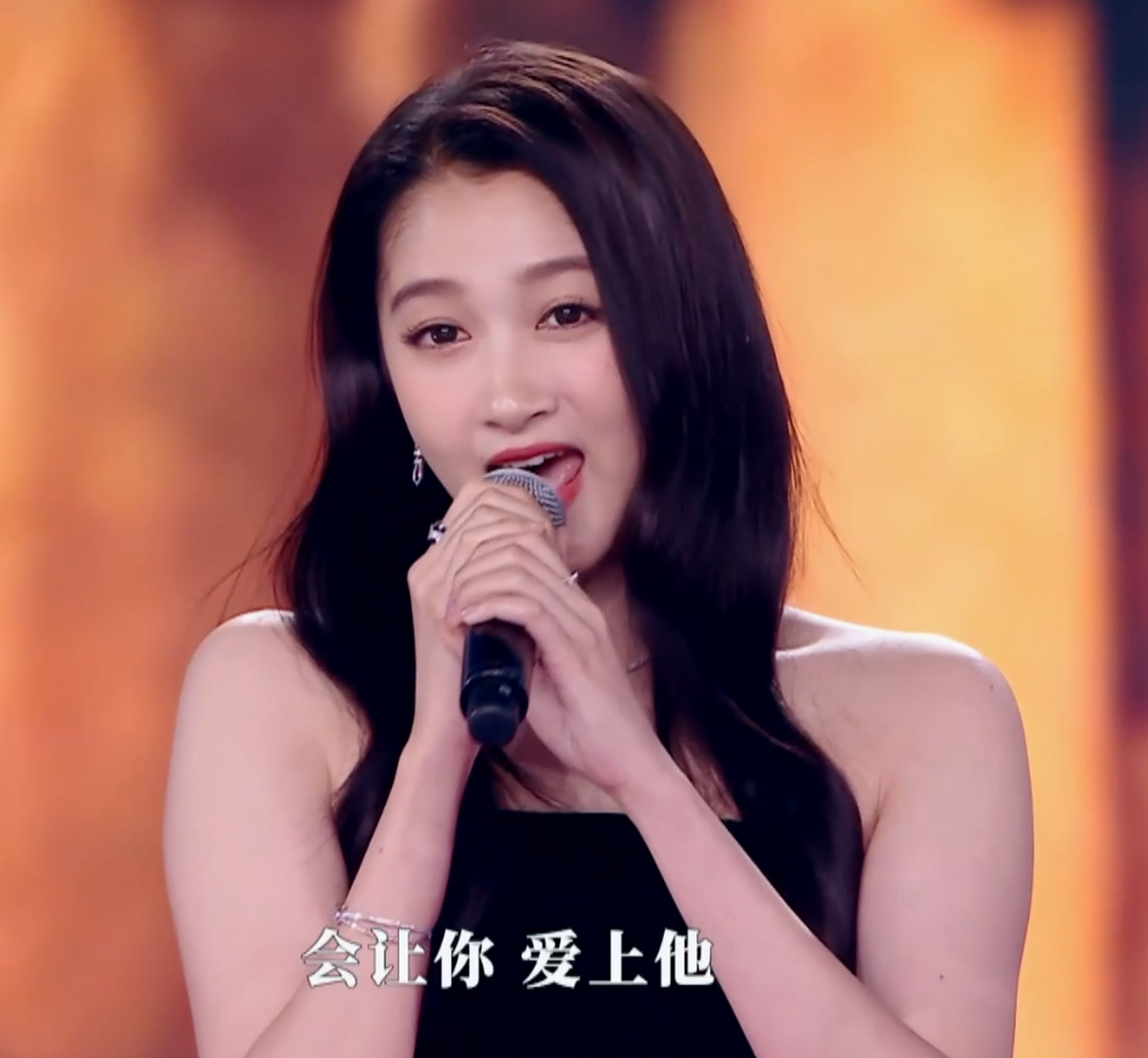 关晓彤一出现在2023大湾区电影音乐晚会上,一双大长腿瞬间吸引了很多