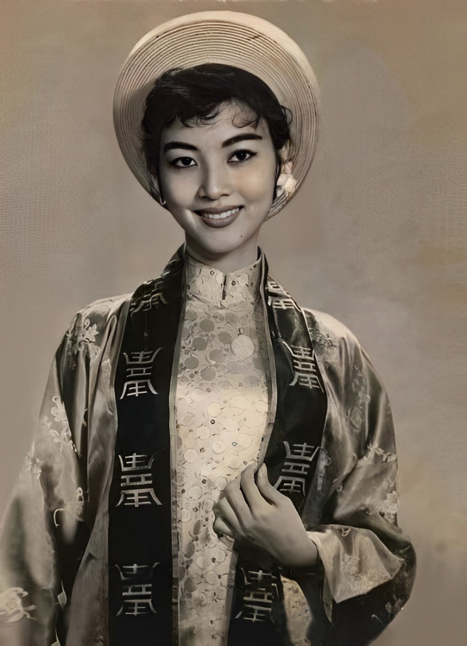 1968年,越南女演员沈翠恒得以下飞机,一阵风吹来她
