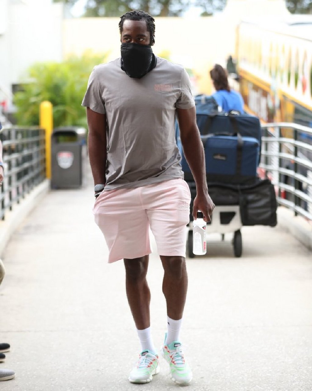 胡子球手哈登在今天的比赛中15中7,三分9中5,罚球16中12,砍31分!