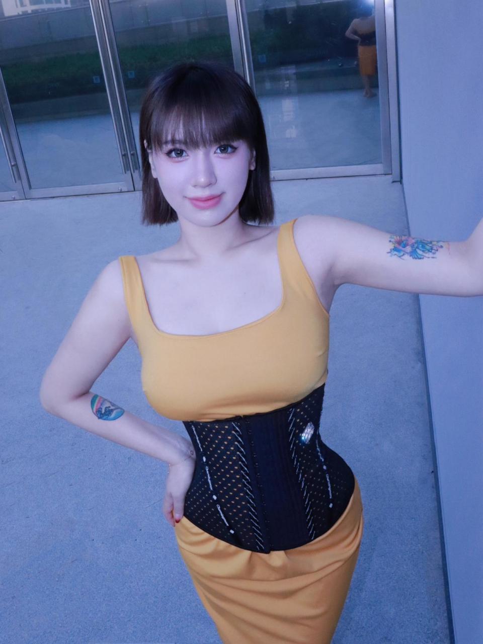 小姐姐的腰不好吗?为什么要戴个腰夹