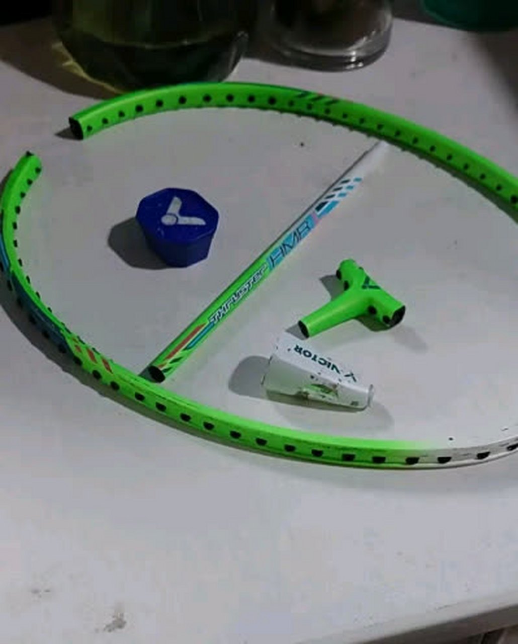 羽毛球拍坏了,所以我把它们做成了吊坠#搞笑趣图