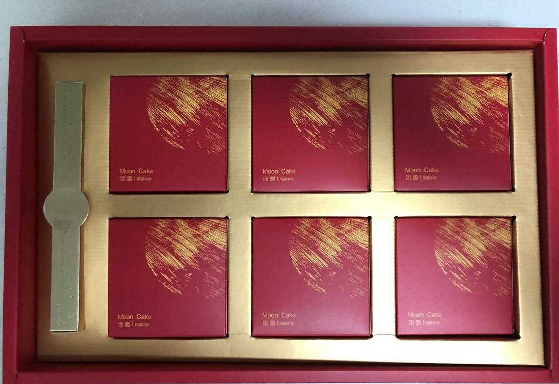中佳节老公单位发了一盒月饼,一个大红色的包装盒,里面装了6个月饼,我