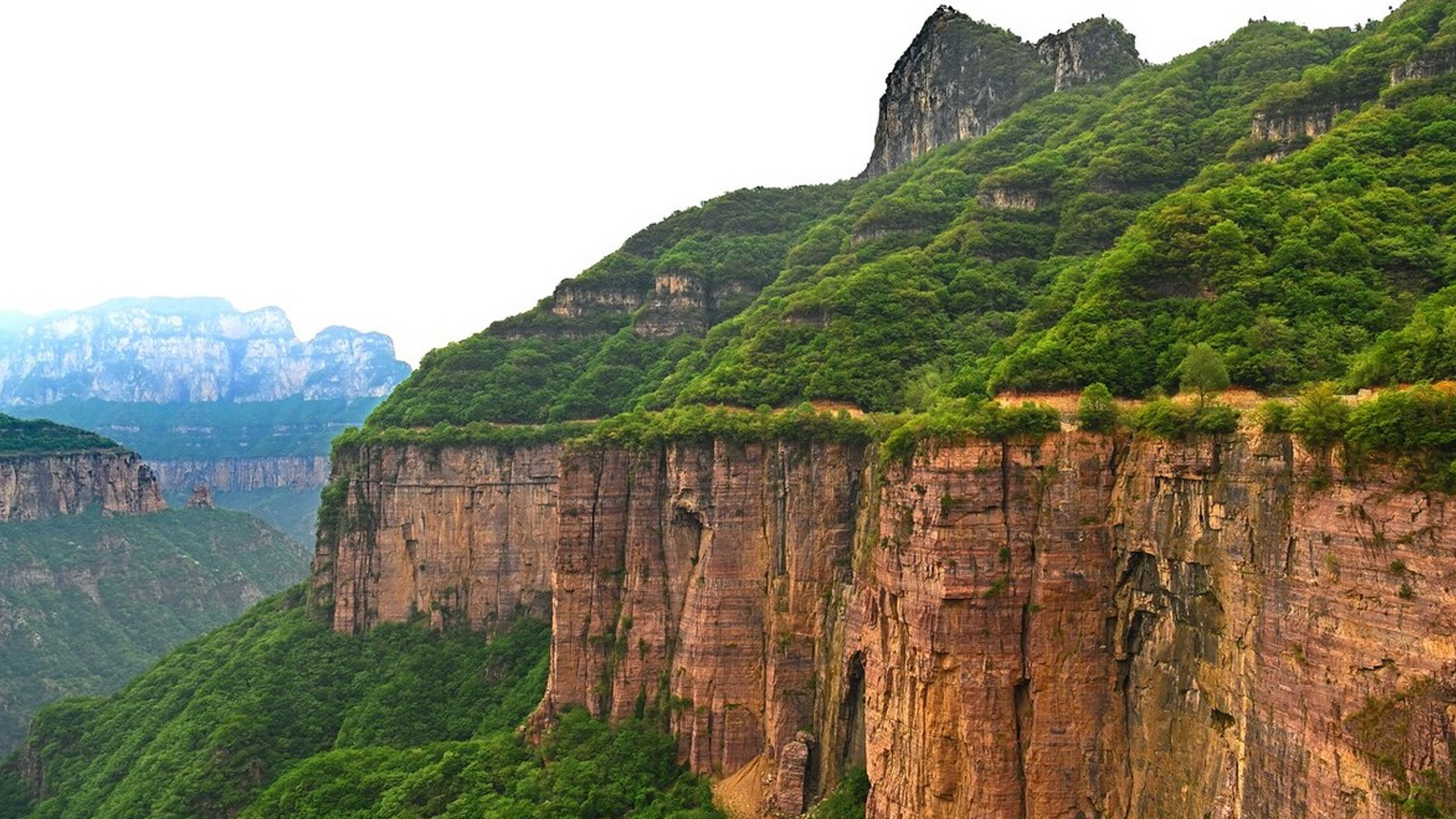 河南新乡天界山是一座峻峭挺拔的山峰,也被外界誉为"天地相接"之处.