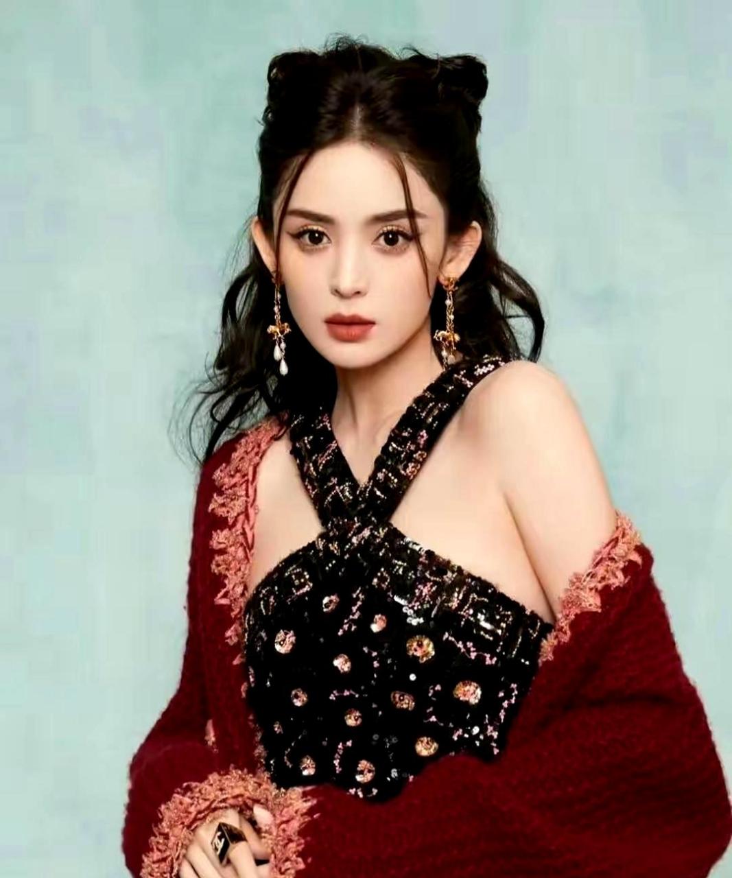 古力娜扎淡雅的妆容展现出民族文化的时尚气质,让人眼前一亮,深深地爱