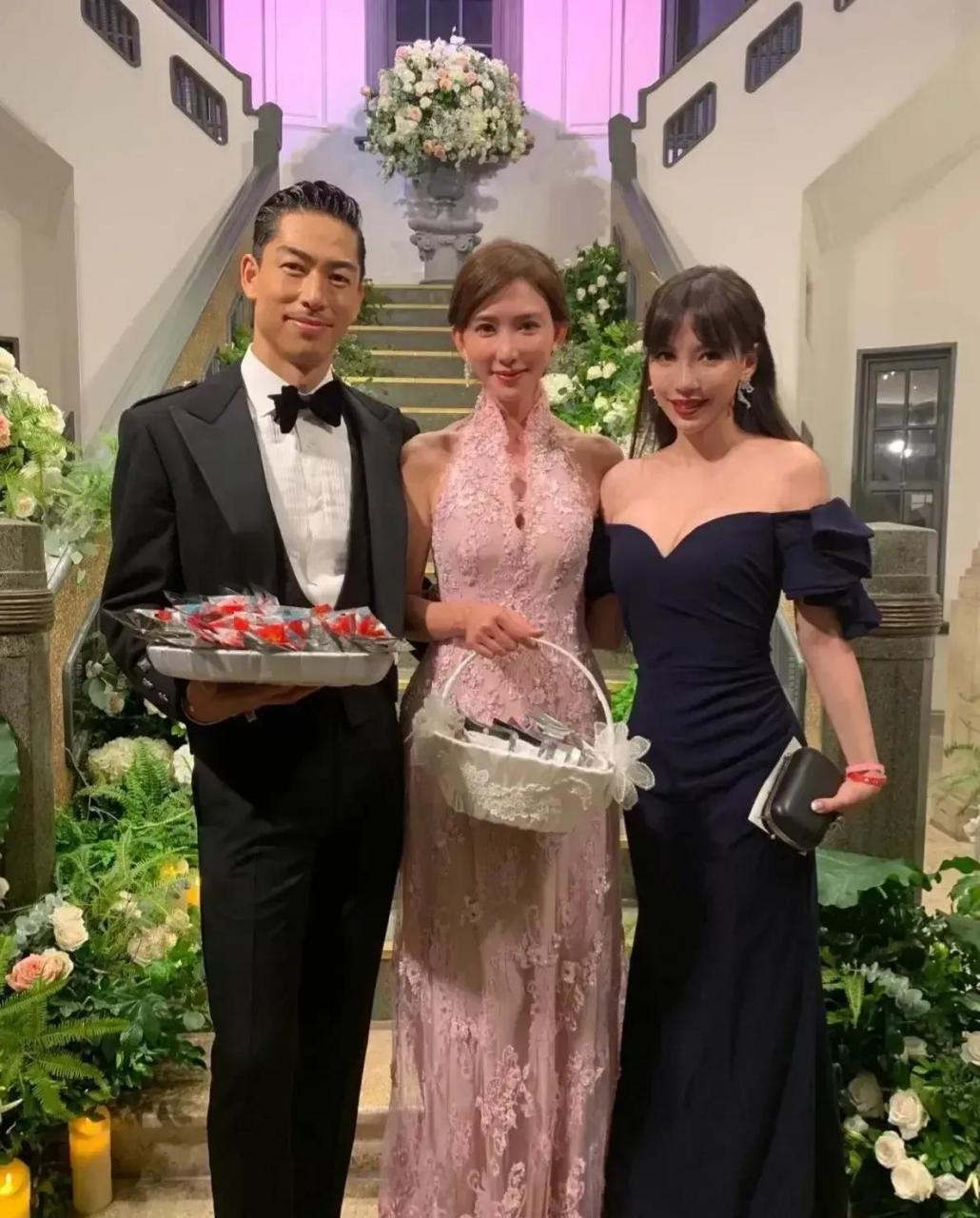 李靓蕾早期参加林志玲和黑泽良平的婚礼,穿一袭黑色抹胸连衣裙,收腰的