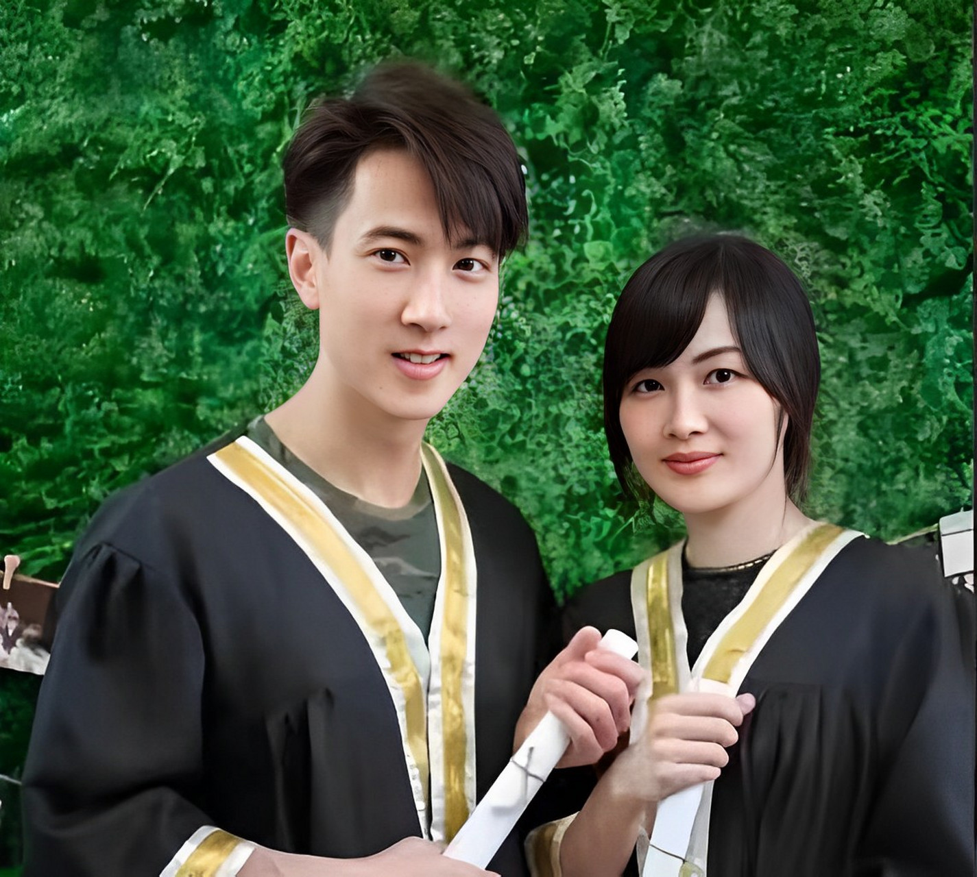 10年前,吴尊在大学毕业时合影留念.