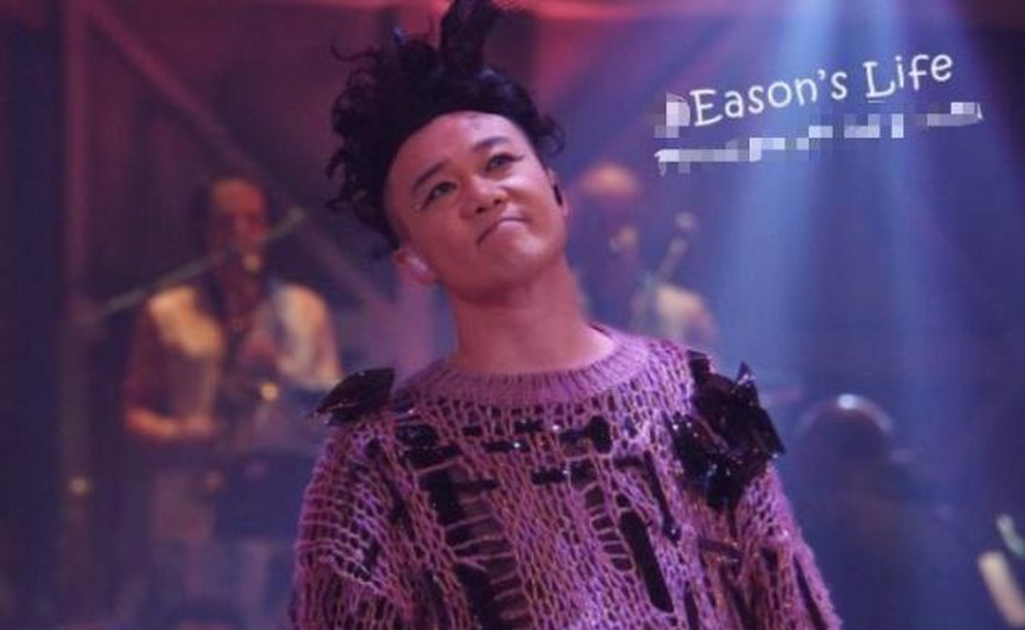 然而其实陈奕迅的形象很普通,肿眼泡,大秃顶.