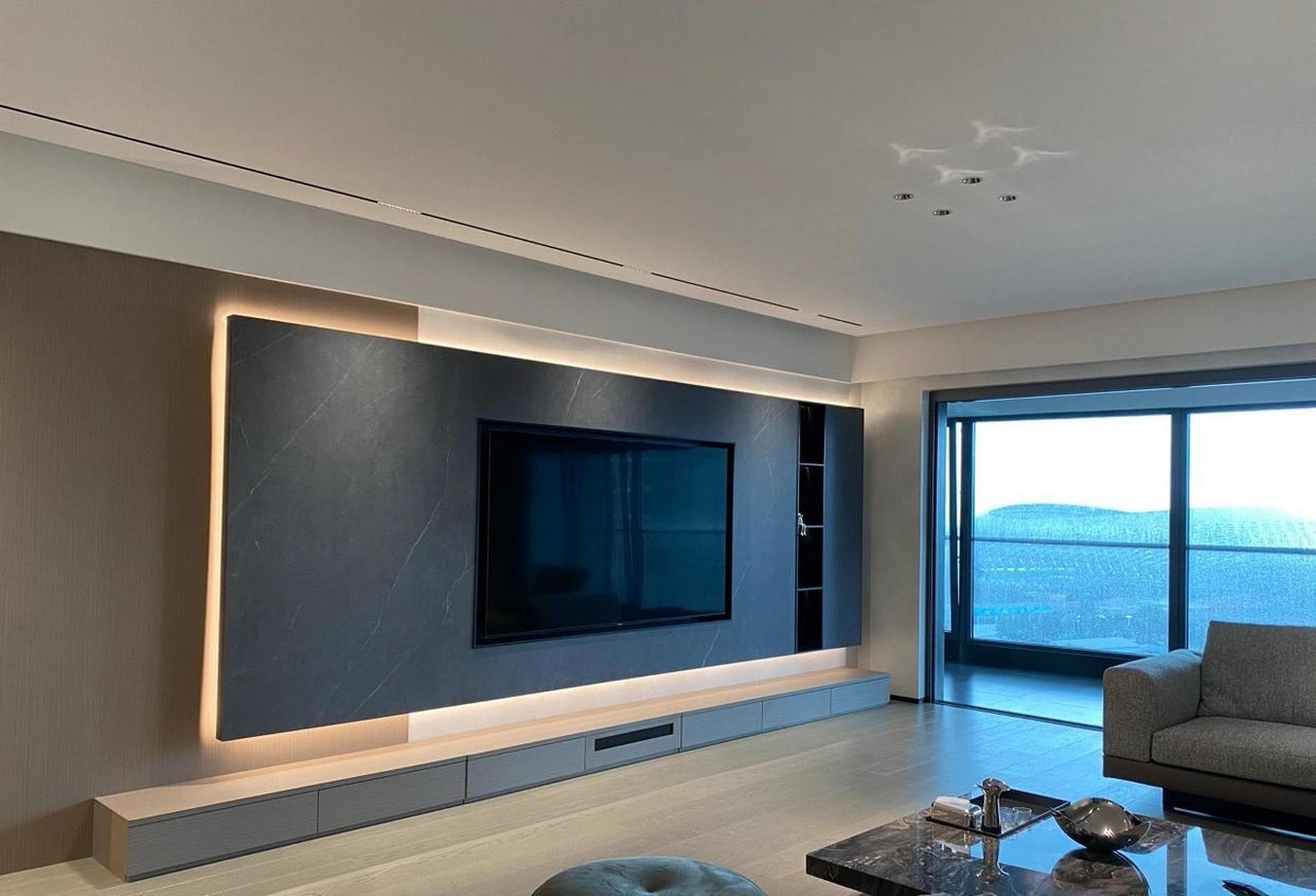 被问爆的悬浮电视背景墙,拖延症來更新了 没有选择鱼肚白,雪花白岩板.