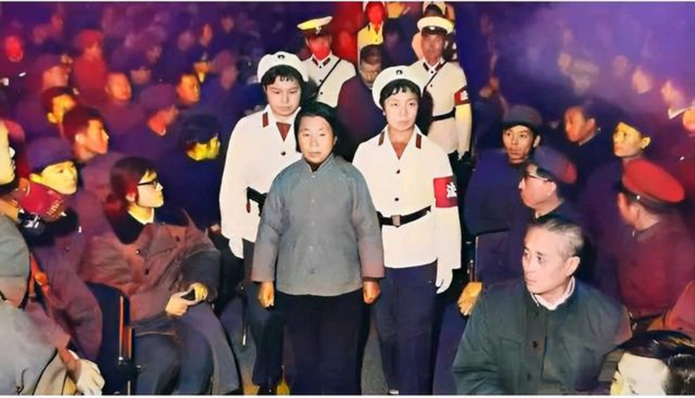 1980年2月,贪污犯王守信被押进审判现场,从画面中可以看出听审人员