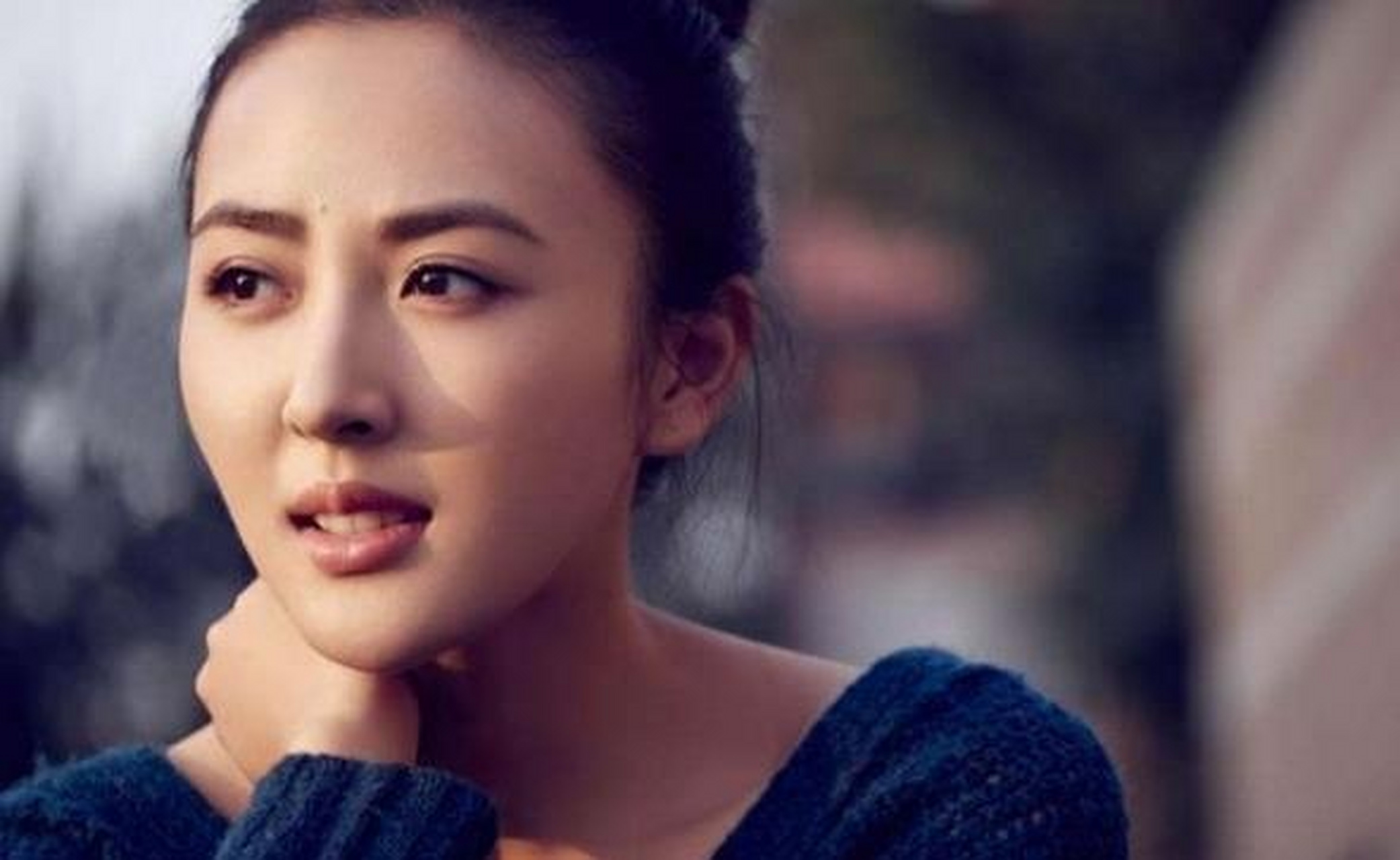 徐小飒还和胡歌搭档过《猎场》这部剧,在剧中她饰演了一位职场新人