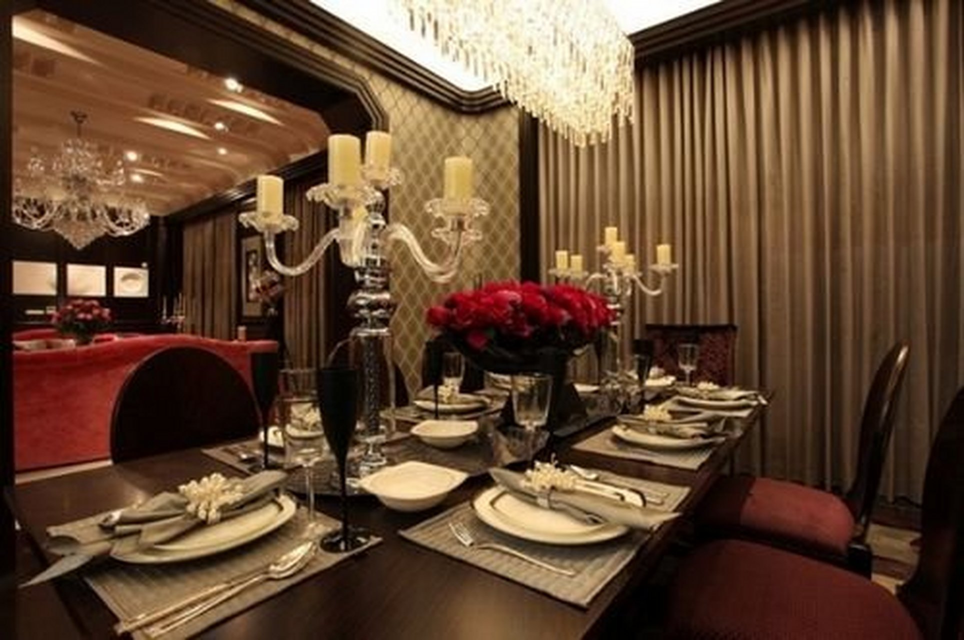 陆毅家的房子装修华丽,内有圆形拱门和罗马柱,地板铺着十字星图案