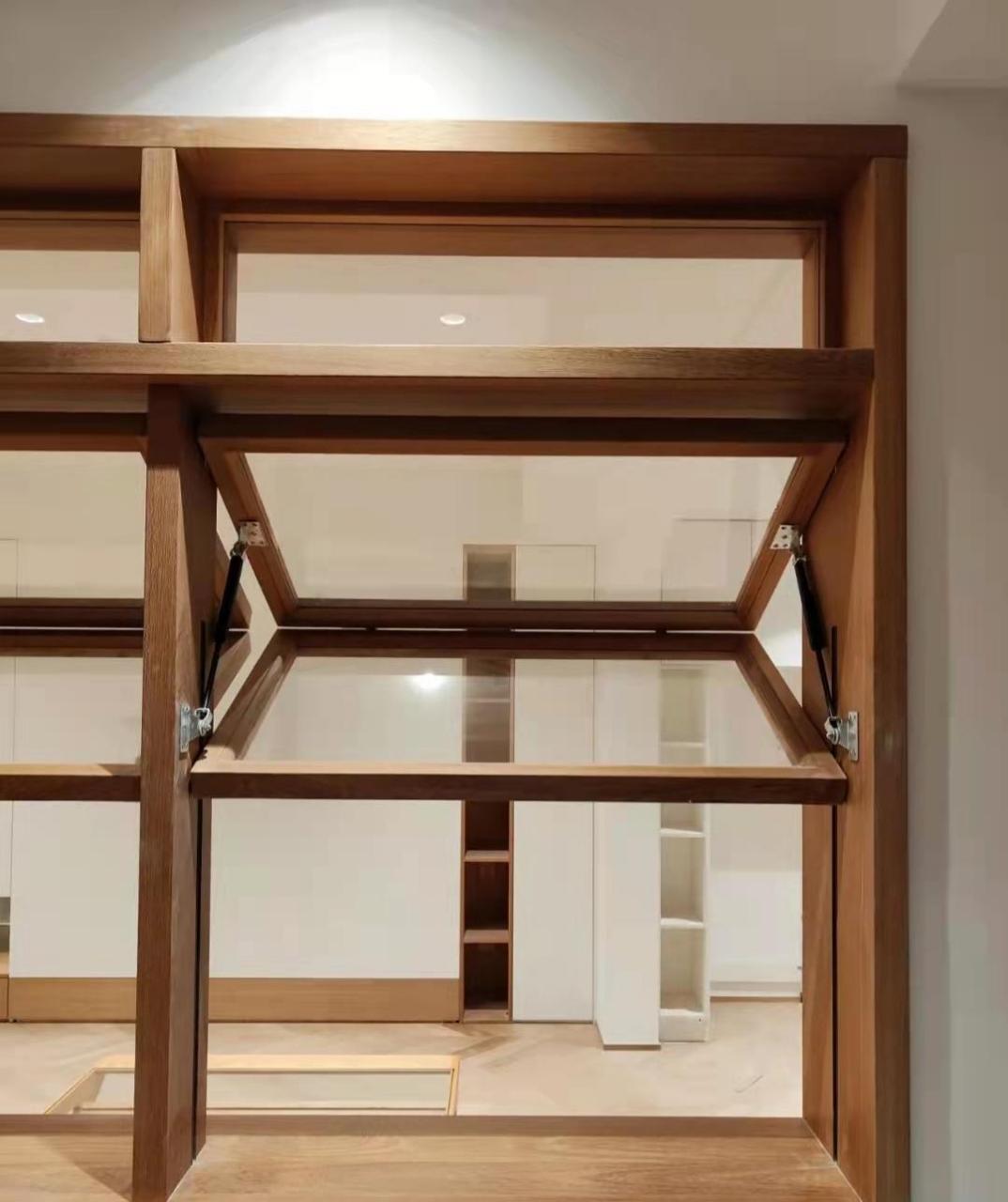 可开合的上翻窗可以作为灵活隔断分隔两个空间,打开时是通透的,闭合