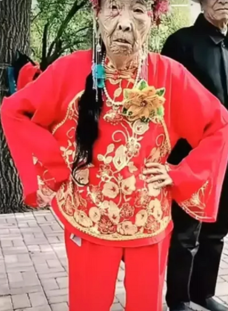 马玉琴年轻时也是个美貌的女人,到了这个年纪,本应该儿孙环绕,尽享