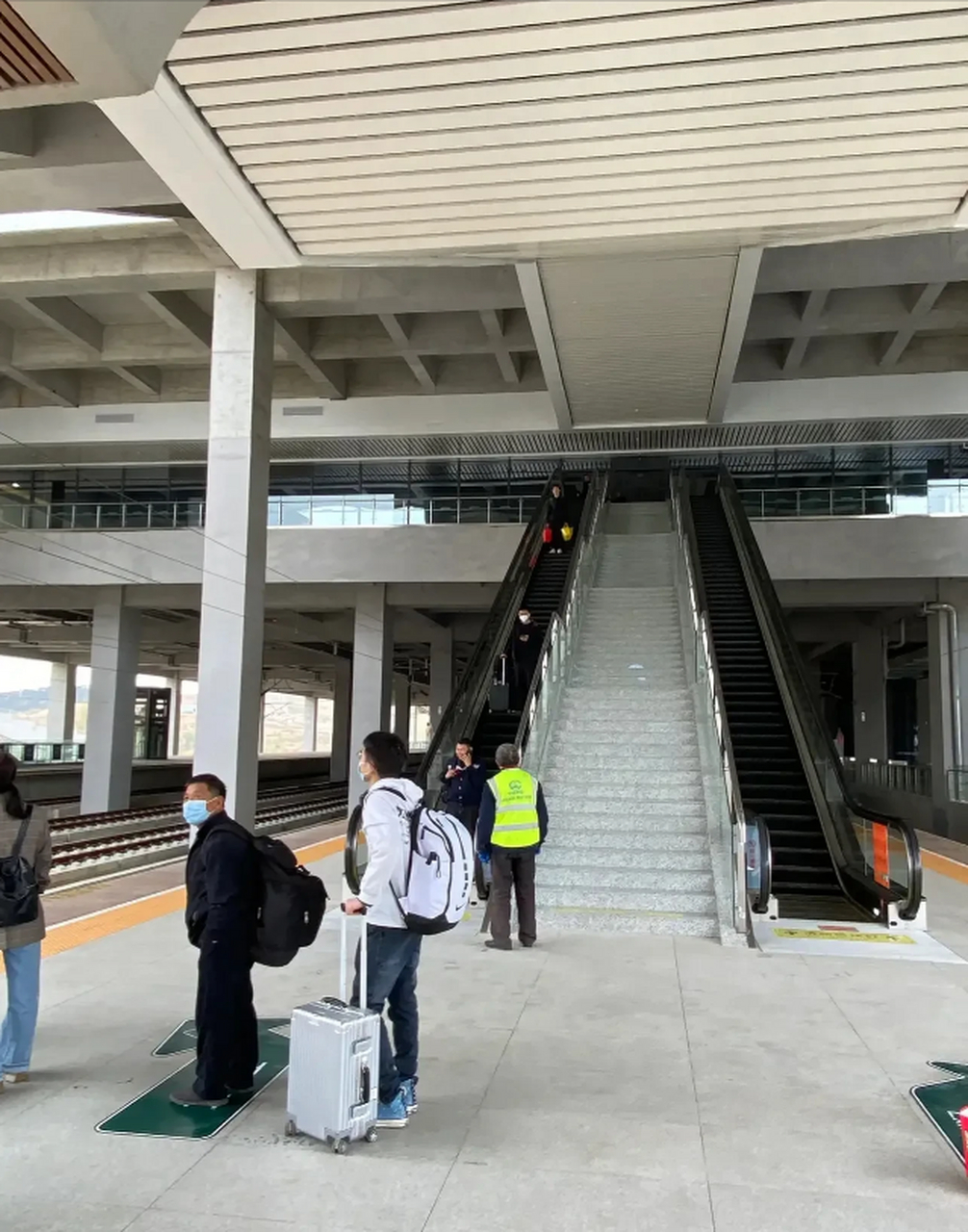 济莱高铁莱芜北站,就这客流量,完全相当于运椅子吧[捂脸],8节车厢的短