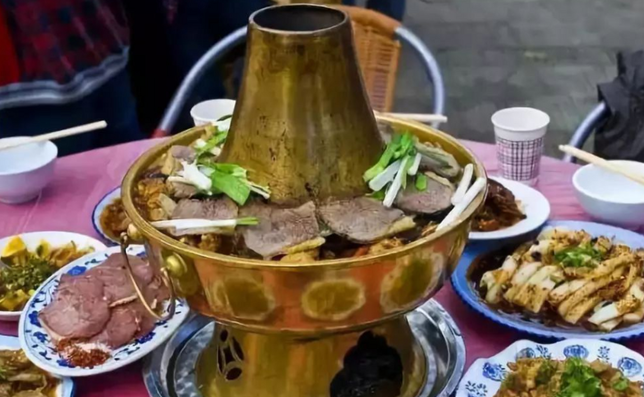 青川铜火锅,在保持传统清真饮食的基础上,融入了地方的特色,麻辣鲜香