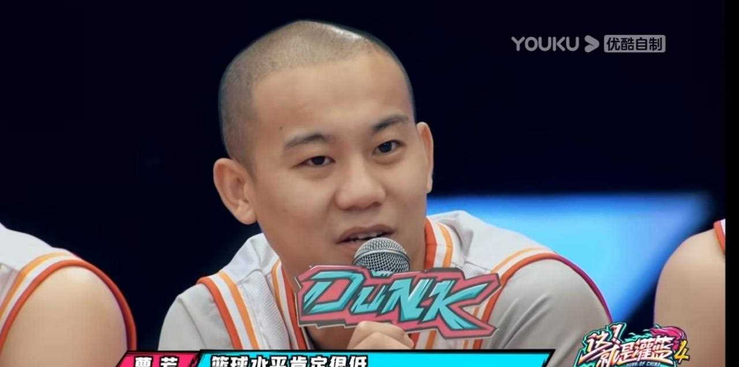 "曹芳的敢说惊得李晨张大了嘴.打"野"球很能赚钱?