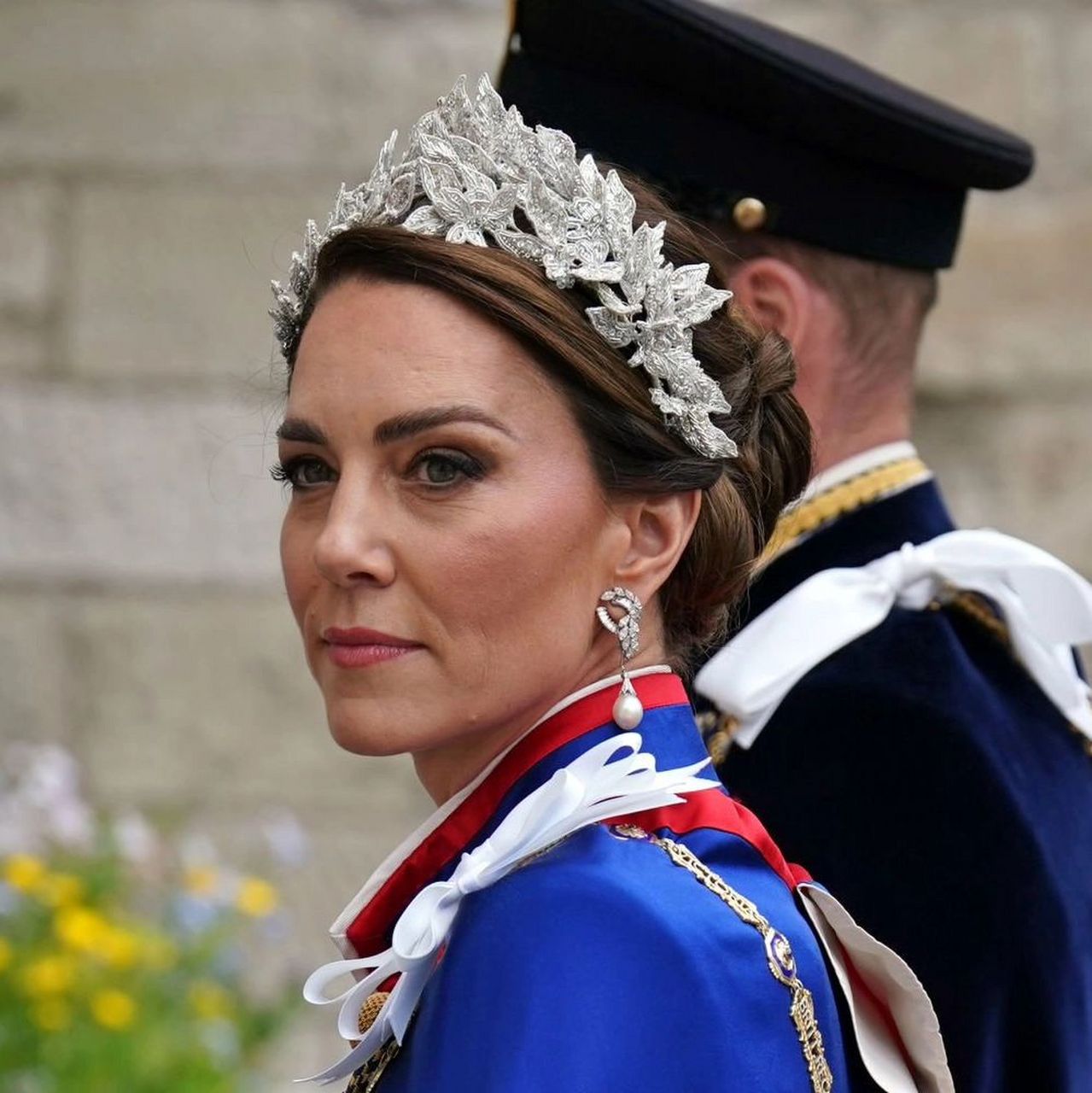 凯特王妃在国王查尔斯三世和卡米拉王后的加冕典礼上穿着一件蓝色长袍