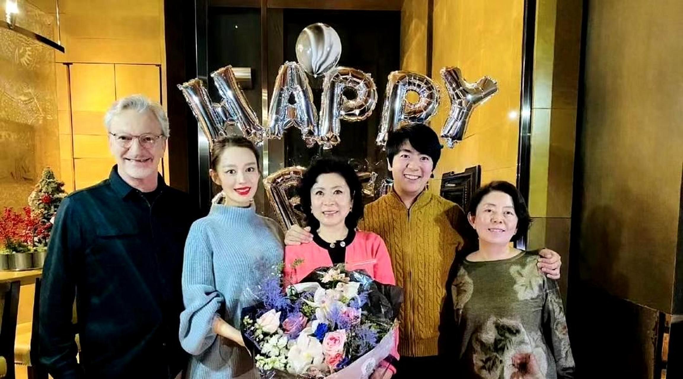 朗朗和吉娜为怀孕7个月的妈妈庆生.