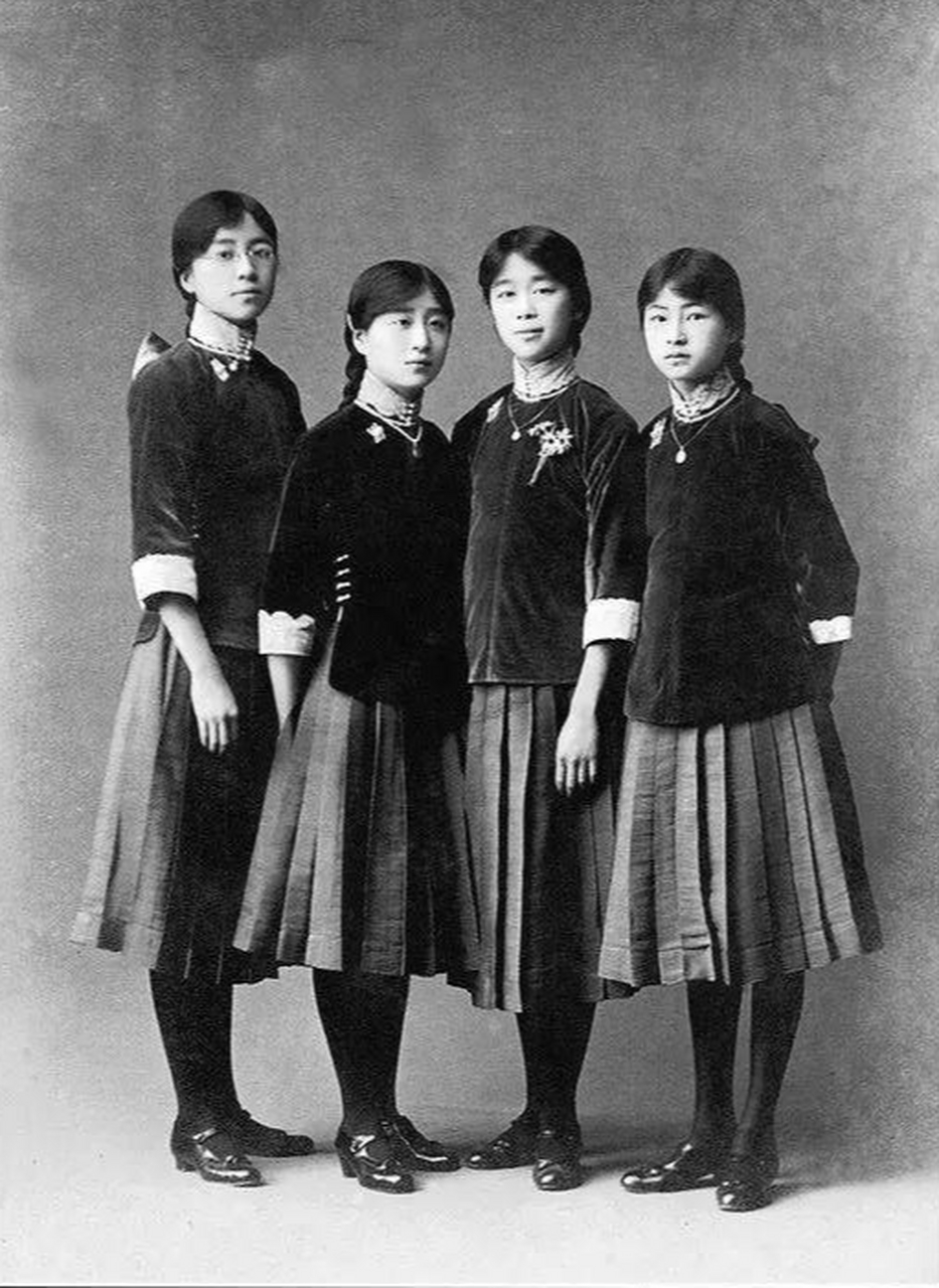 1916年,林徽因在培华女子中学开始接受英国贵族式的教育,优裕的生活和