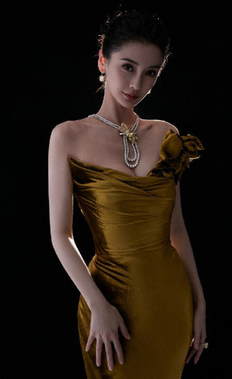 杨颖对镜回眸随拍#  angelababy神图再771!绝鲨回眸 一年万年