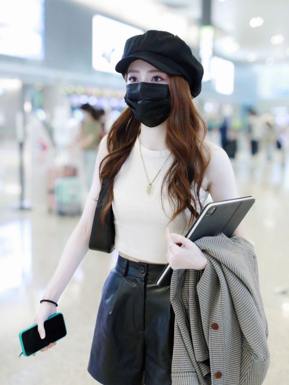 徐璐20210630私服穿搭 白色针织背心搭配黑色短裤和系带长筒靴,又酷