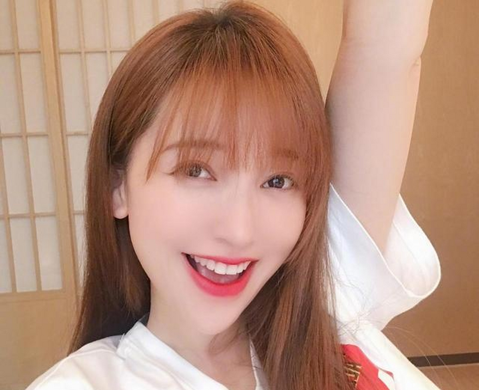 金莎一身粉色改良版旗袍亮相舞台,整体造型十分可爱.