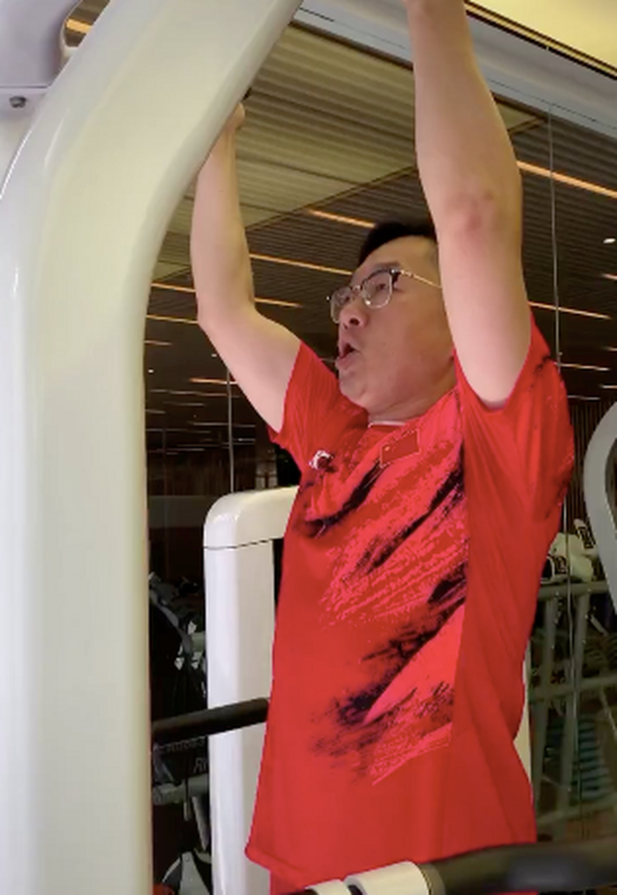 晒健身视频肌肉明显,可脸却更显老了】7月9日,张绍刚晒健身视频,回复