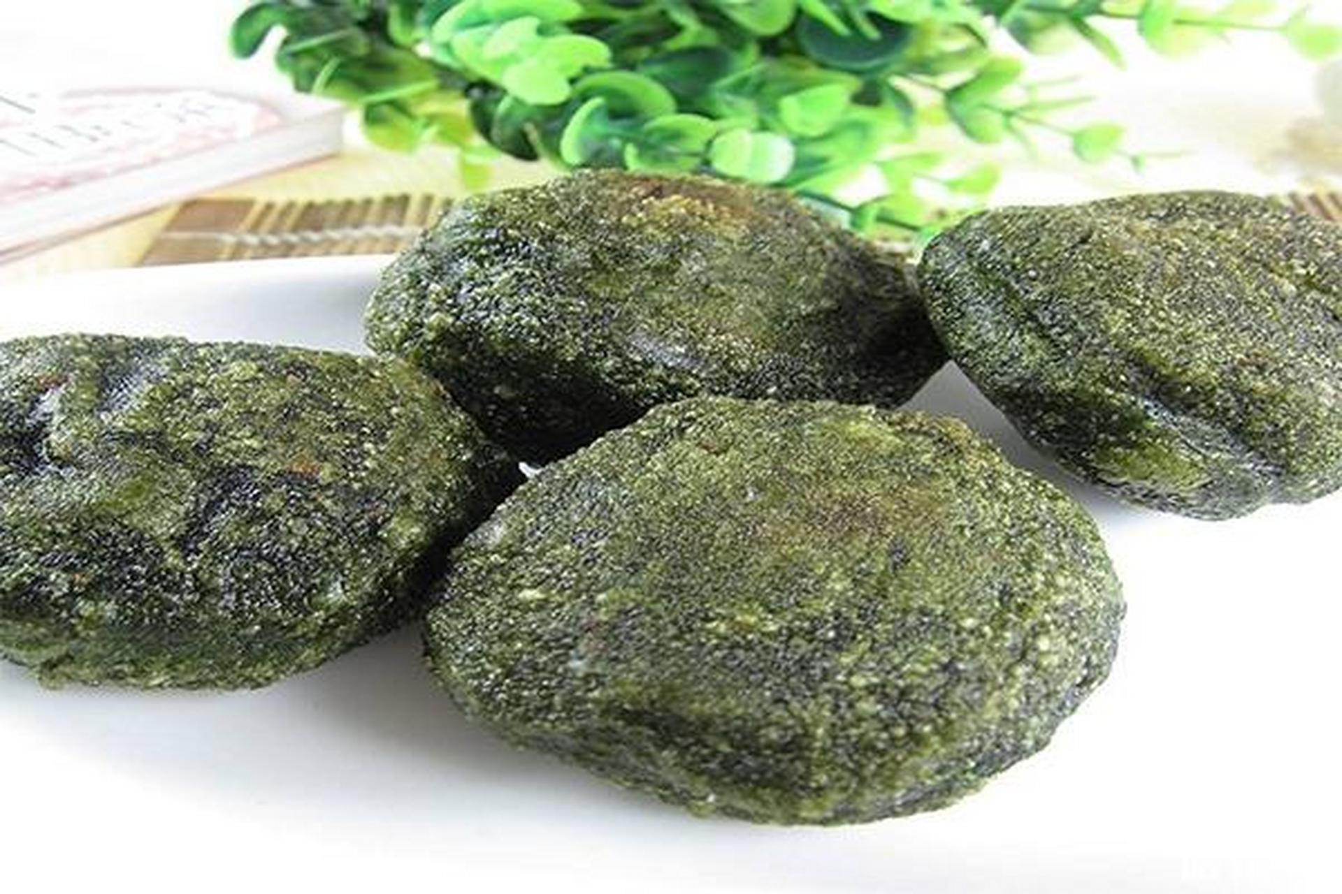 蒿菜粑也叫桐叶粑,是湘西特有的一种民间小食,每年清明前后,蒿菜生长