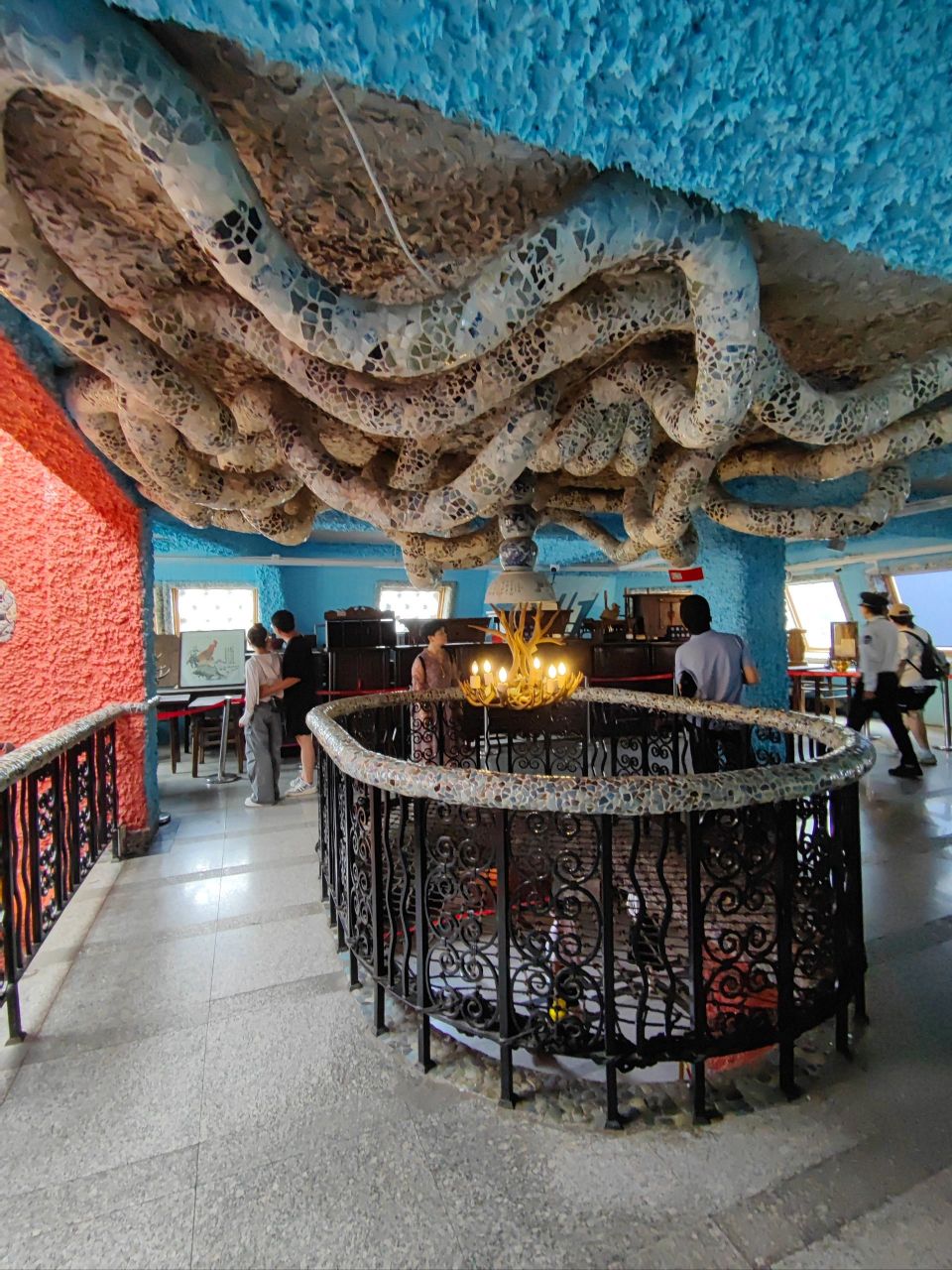 瓷房子原主人会不会是搞xiejiao的 图1是三楼拍的,在这个触手/藤蔓