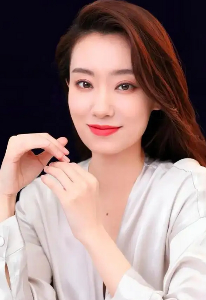 据粉丝透露,与张小斐同回公寓的男子并非是什么男友,而且对方还是女生