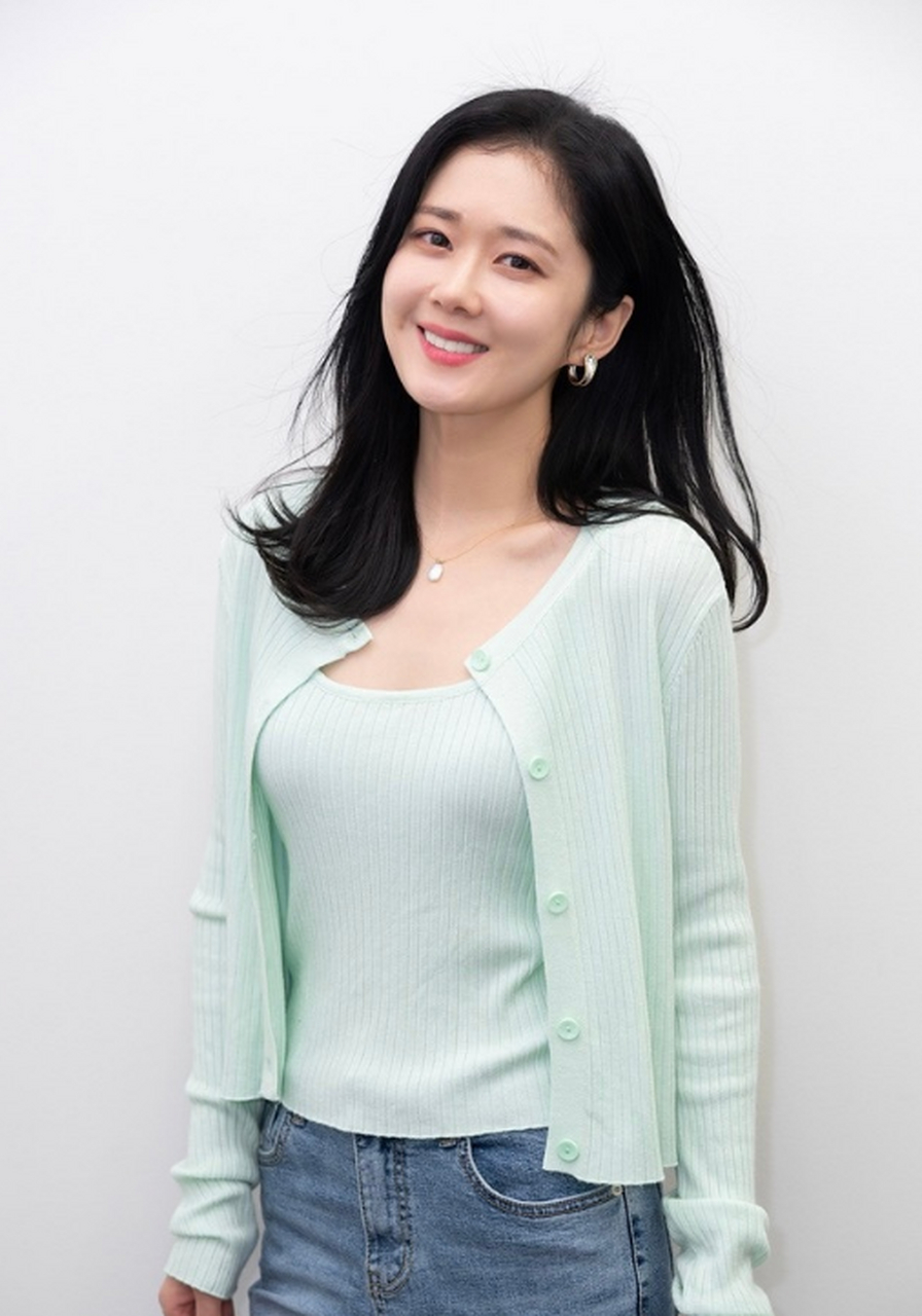 【张娜拉43岁依然很年轻 但网友只想问:又缺钱了?