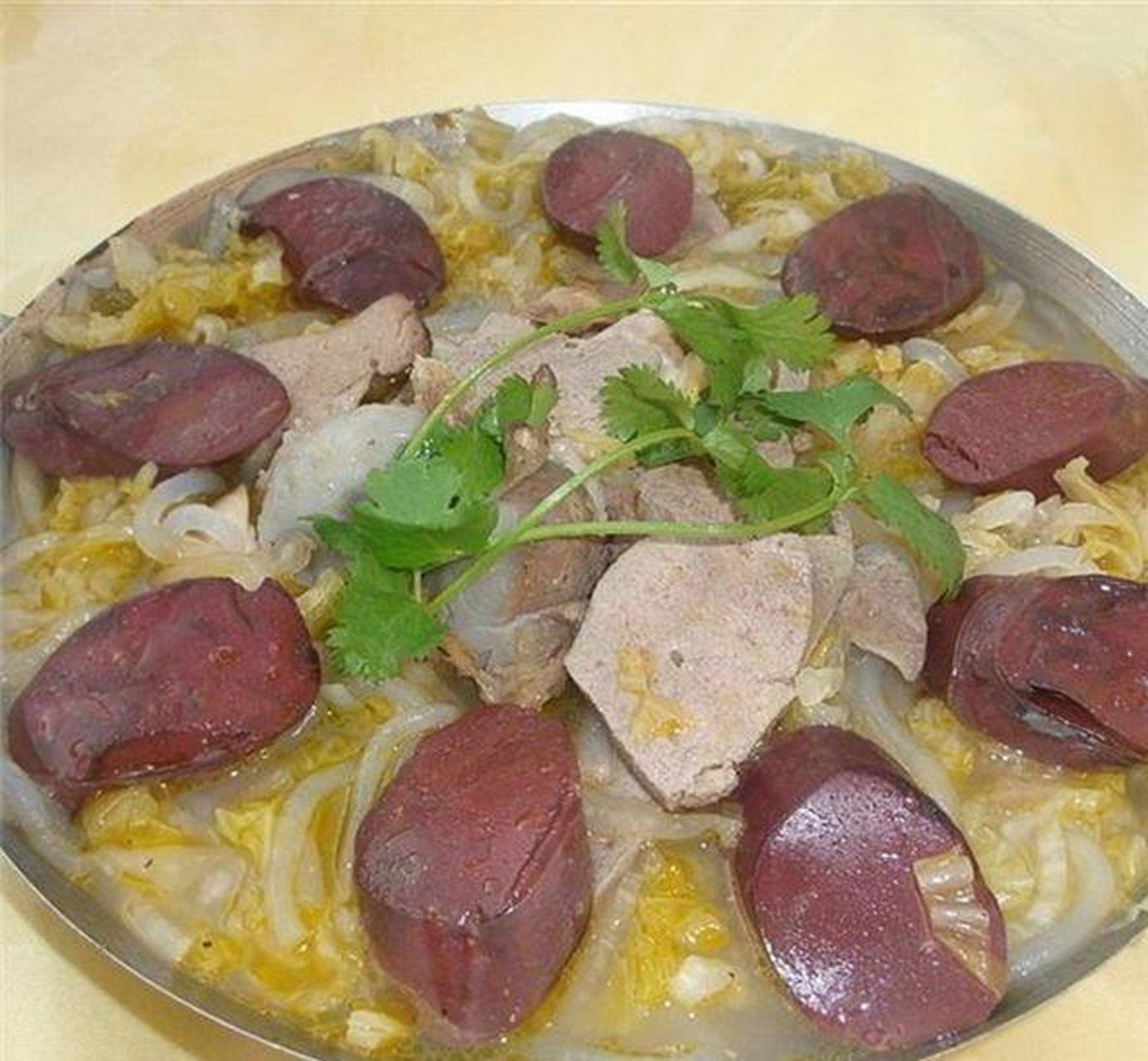 在沈阳的团圆饭中酸菜白肉血肠里面有酸菜,猪肉,粉条,再切上薄薄的