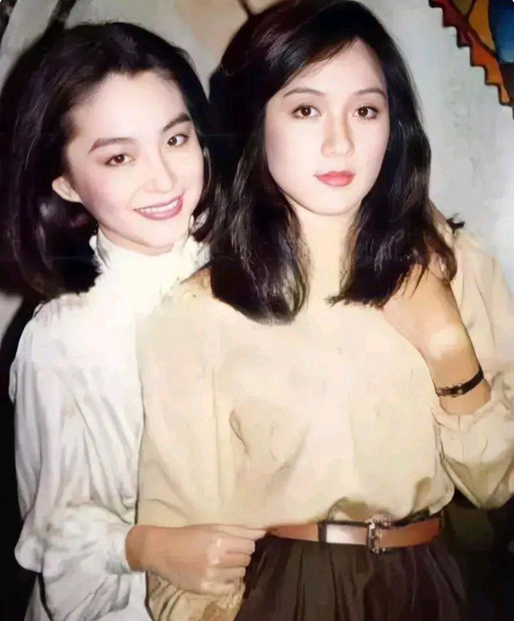 林青霞和吕秀菱是两位琼女郎,在一张合影照中,她们各自散发出独特的