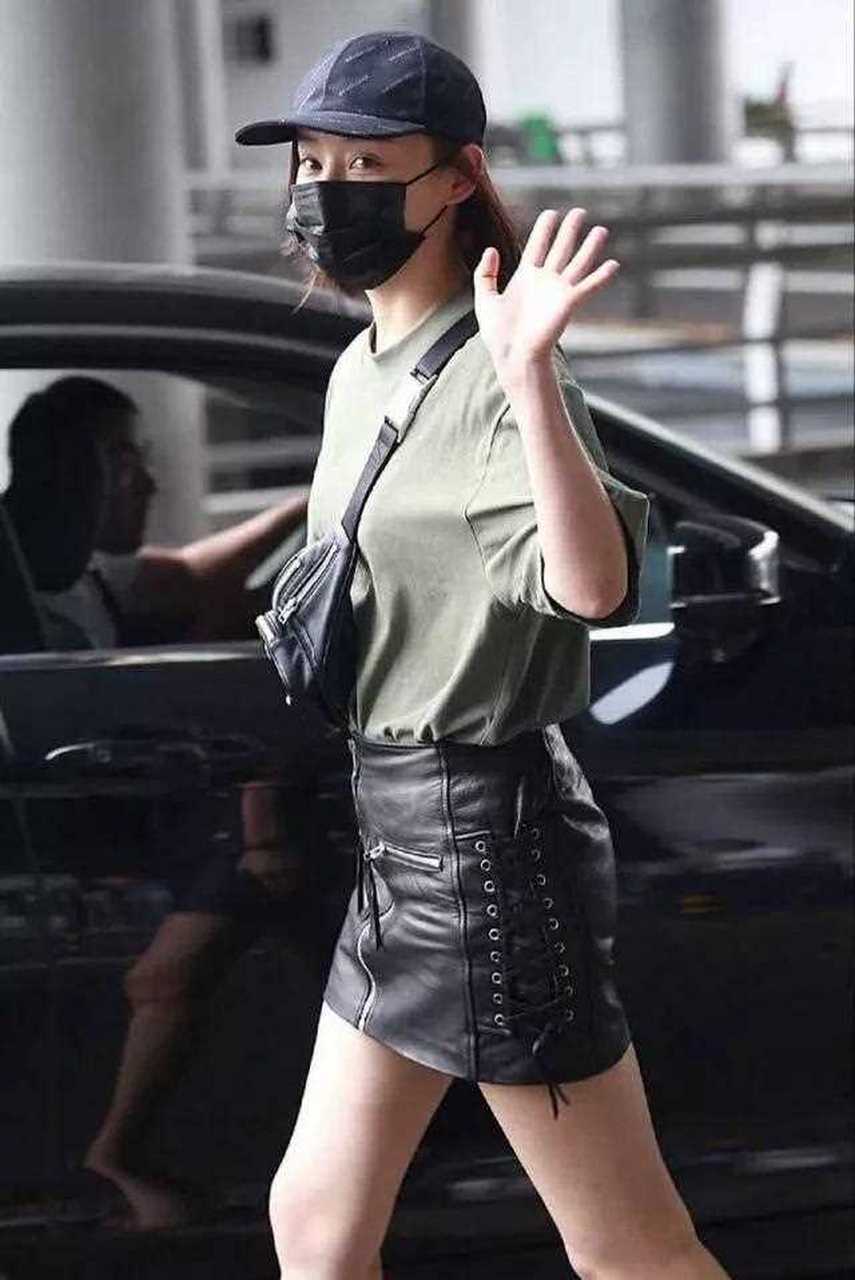 袁姗姗黑色皮裙,大秀美腿,酷帅十足