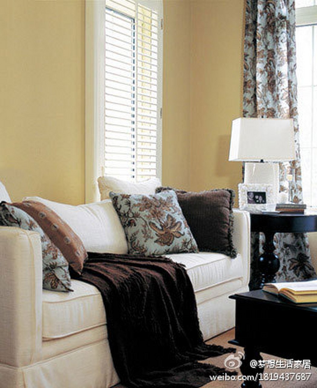 客厅的墙面是令人放松神经的浅咖啡色,保留了墙面原有的质感,使芳间