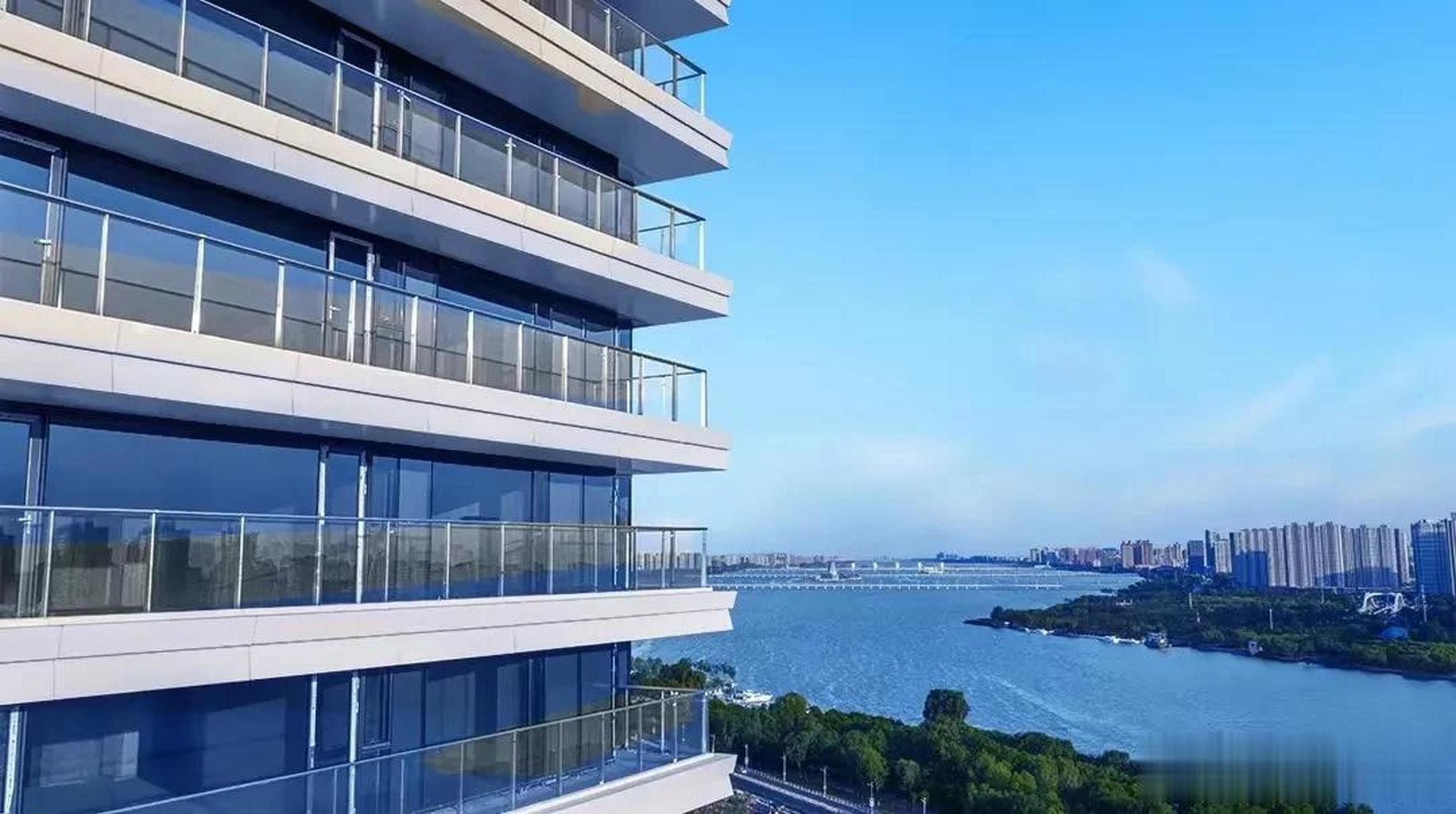 临沂北城新区澜泊湾1号t3楼封顶了,该项目共有14栋楼,目前有10栋已