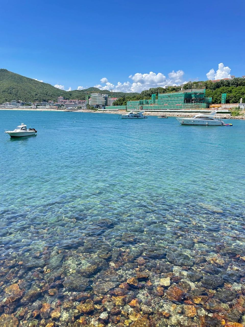 深圳海贝湾:免费的小众沙滩玻璃海  位于深圳市大鹏半岛南澳海滨南路