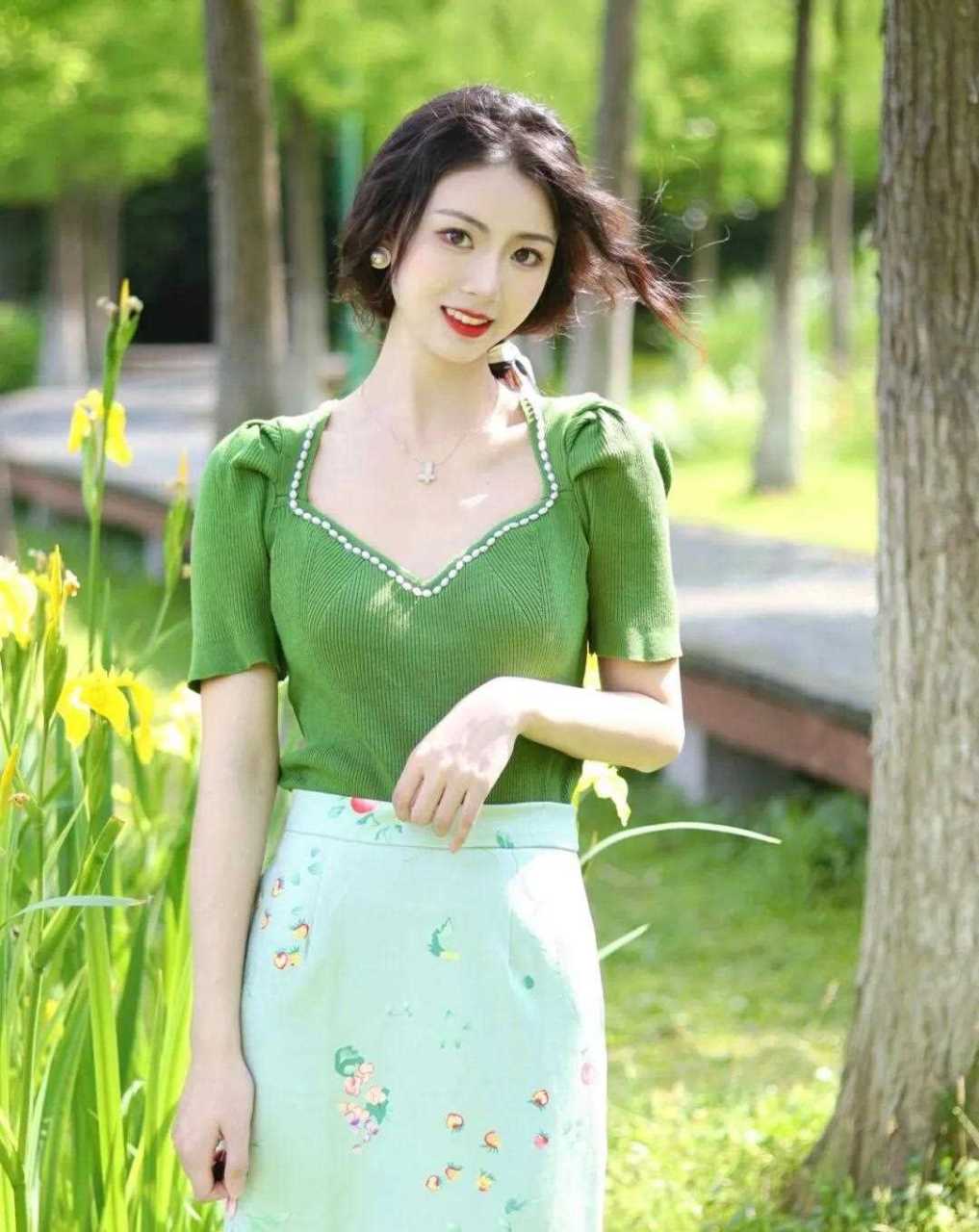 温柔知性小姐姐女人味妥妥的~     [强]这套绿色复古套装真的