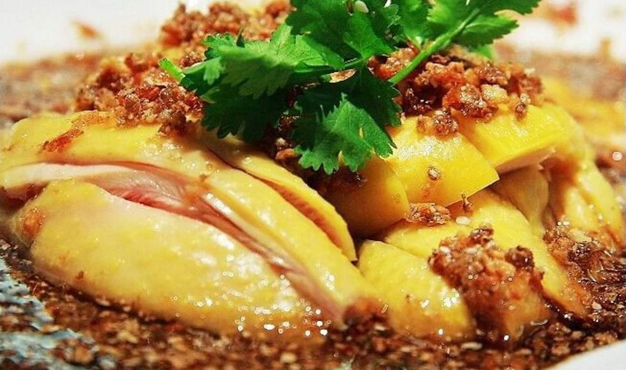 峰味私房菜沙姜鸡 广东人无鸡不欢,这道鸡料理妙在脆脆的皮和碎碎的